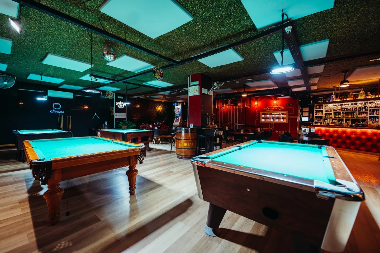 Sala de Singular Pub con mesas de billar